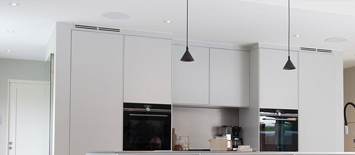 Ljusgrått kök upplyst med Bright Eye Square I ifrån Hidealite hemma hos Johanna Haglund, Design of.