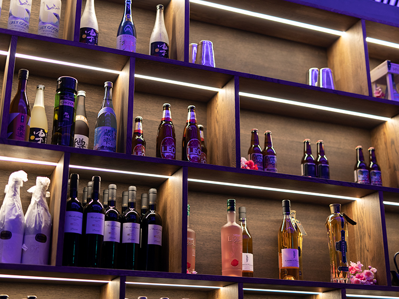 LED-stripe fra Hide-a-lite i hylla på restaurant.