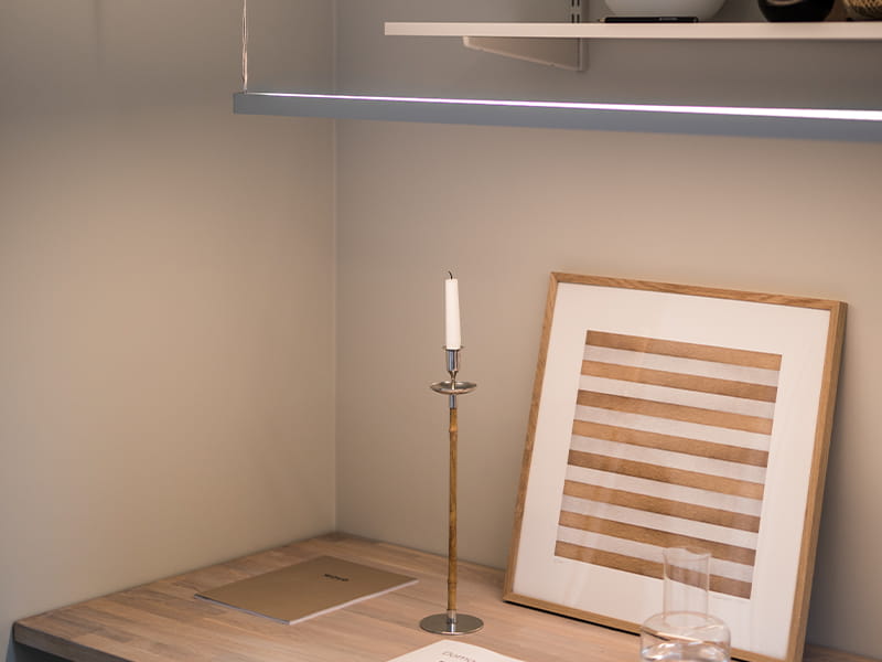LEDstrip från Hidealite som belyser arbetsrummet hemma hos Johanna Haglund, Design Of. 