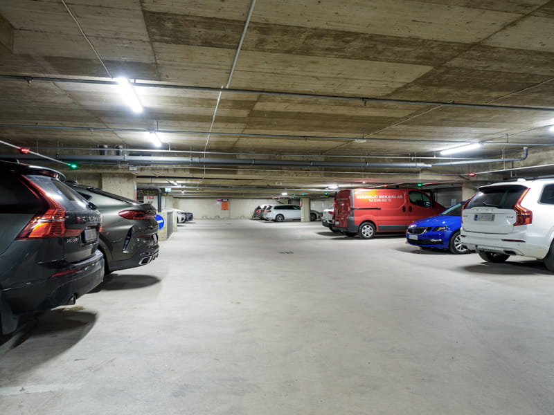 Parkkihallin valaistus