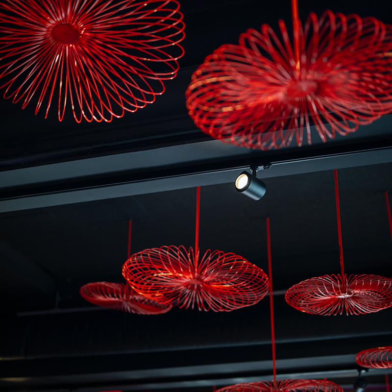 Focus Track fra Hide-a-lite sitter i et svart tak på en restaurant.