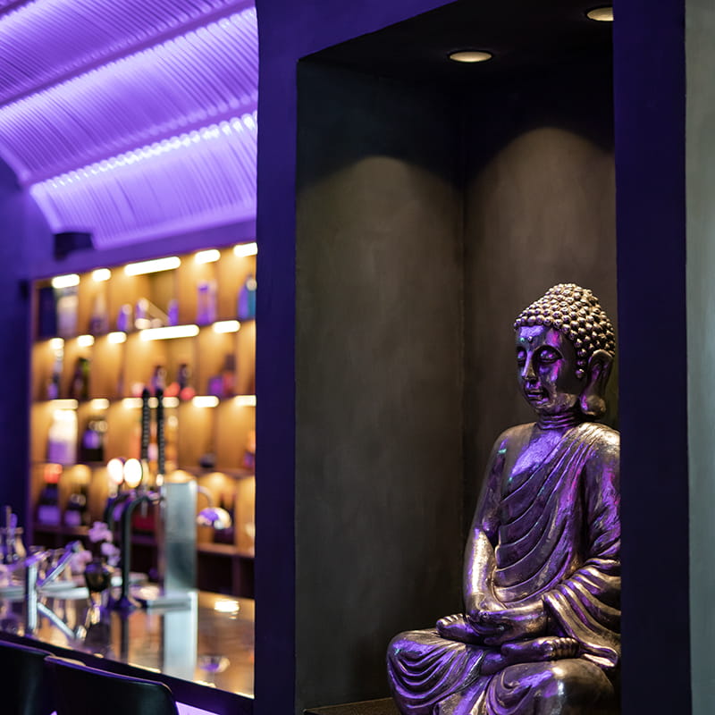 Globe G2 Innfelt fra Hide-a-lite skaper atmosfærisk lys på en restaurant.