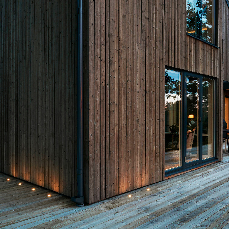 Upotetut terassivalaisimet luovat tyylikkään kontrastin