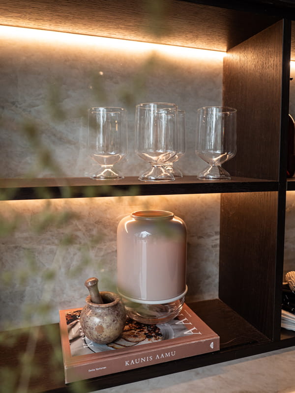 Kaapiston valaistus LED-nauhalla