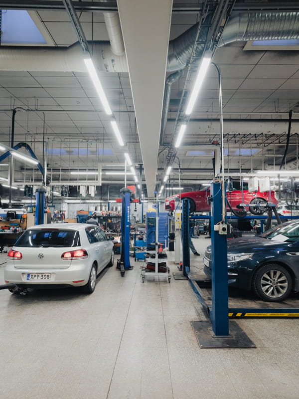teollisuusvalaisin autokorjaamo