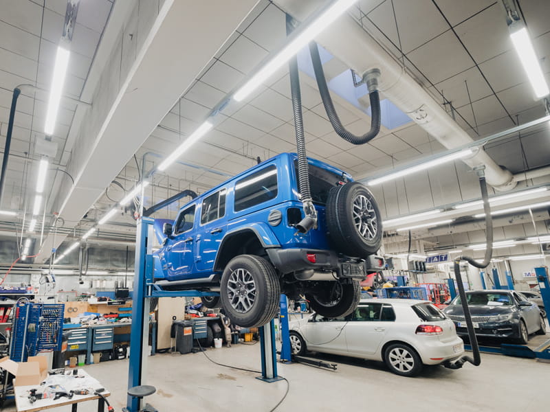 autohallin valaistus