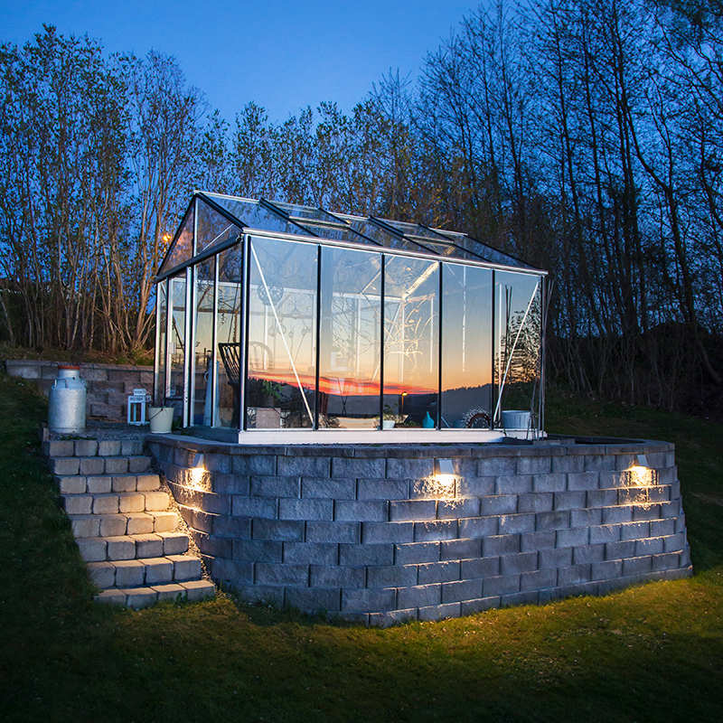 Valaistu kasvihuone on upea yksityiskohta pihassa