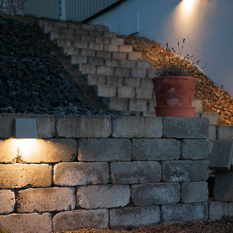 Kivimuurin valaistus ulkoseinävalaisimilla