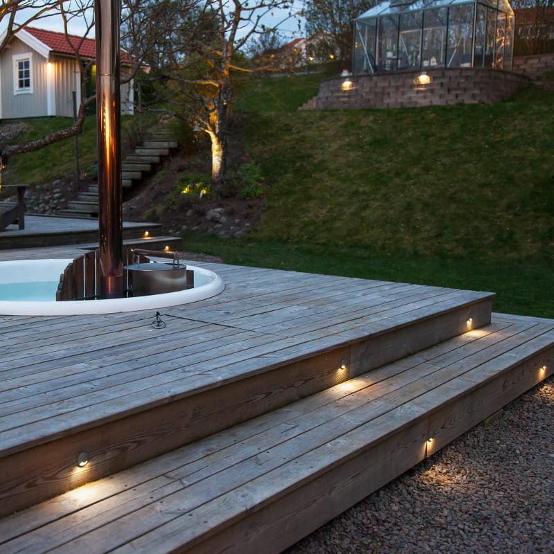 Upotettu valaistus terassilla