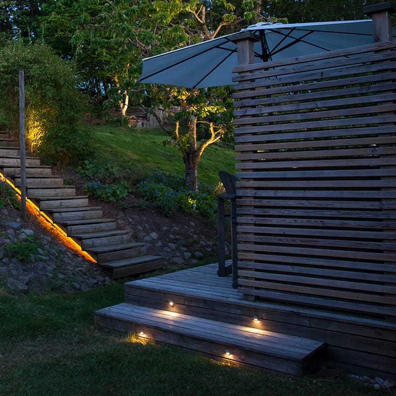 Portaiden valaistus ulkotiloissa epäsuoralla valaistuksella