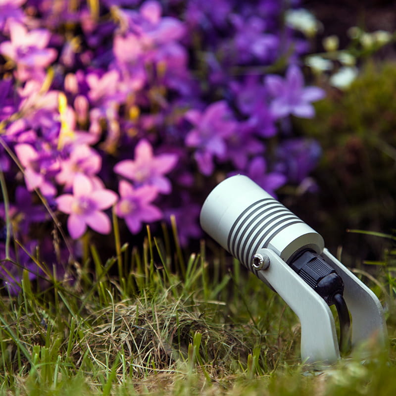 Puutarhan kasvillisuuden valaistus kohdevalaisimilla