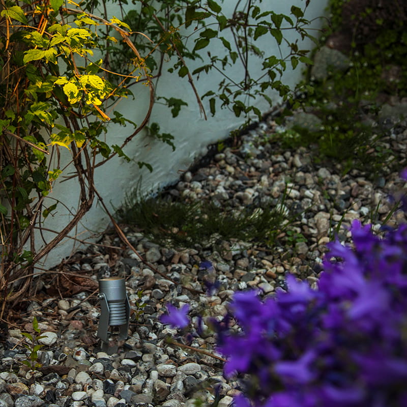 Kohdevalaisimet korostaa pihan kasvillisuutta