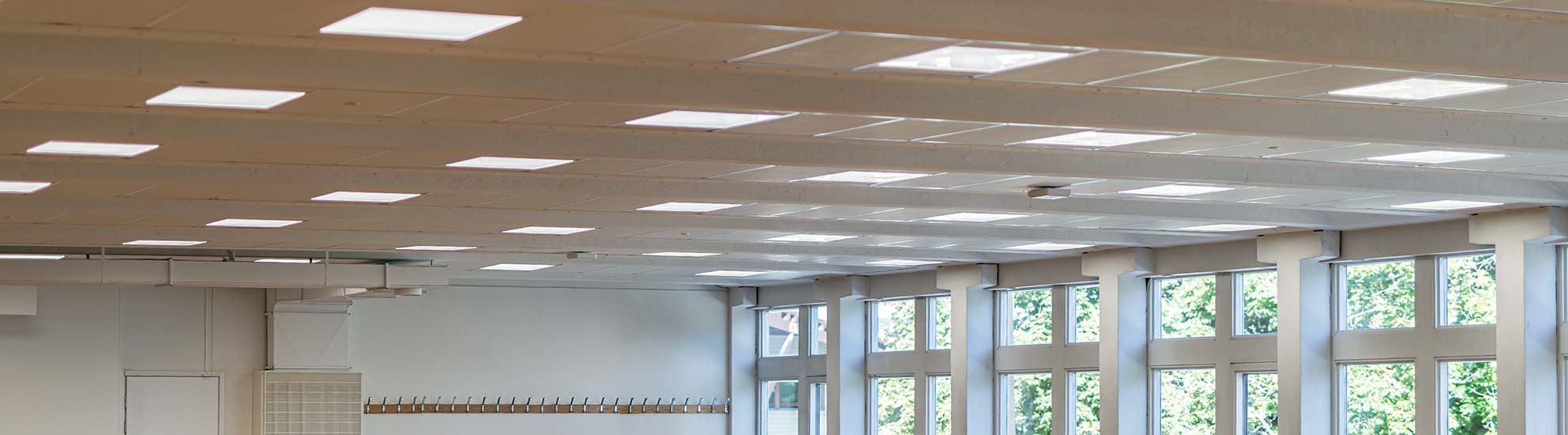 LED-panelen Skylite Basic lyser upp tentasalarna i Stockholms Universitet.