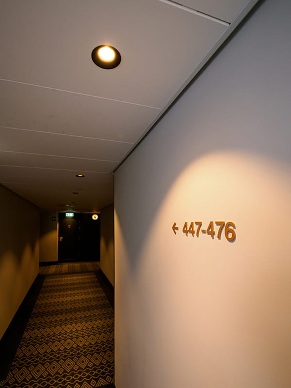 Hotellin valaistus käytävät