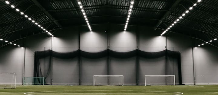 valaistus urheiluhalliin