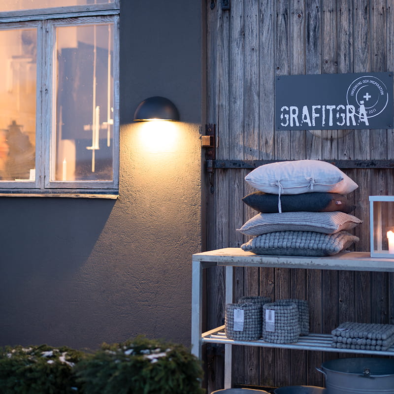 Arc Safe seinävalaisimessa on kaikki samassa - valaistus, pistorasia ja vikavirtasuoja.