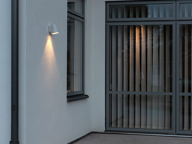 Pyöreänmallinen Cone-seinävalaisin on yksinkertaisen tyylikäs vaihtoehto julkisivuin valaisemiseen.