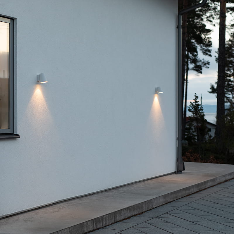 Valaistu julkisivu lisää pihan turvallisuutta.