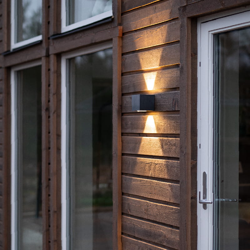 Cube-ulkoseinävalaisin on saatavana alasvalolla tai ylös- ja alasvalolla.