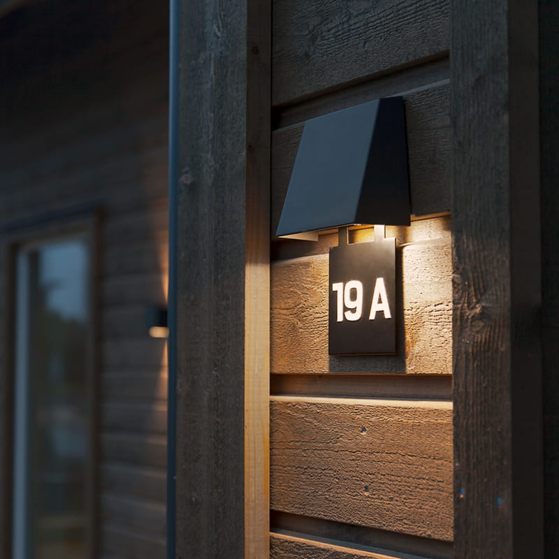 Edge-ulkoseinävalaisin valaisee talon numerokyltin.