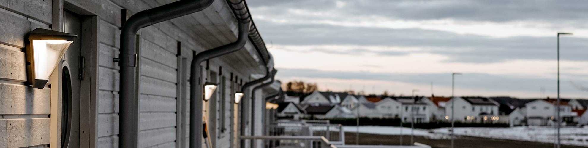 Seinävalaisin julkisivuun