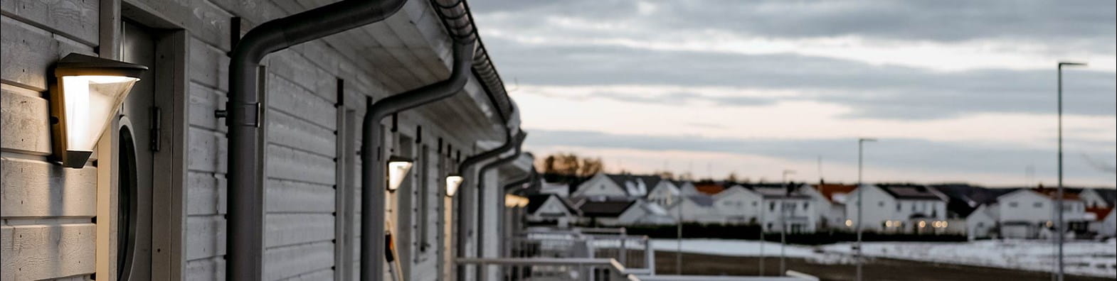 Seinävalaisin julkisivuun