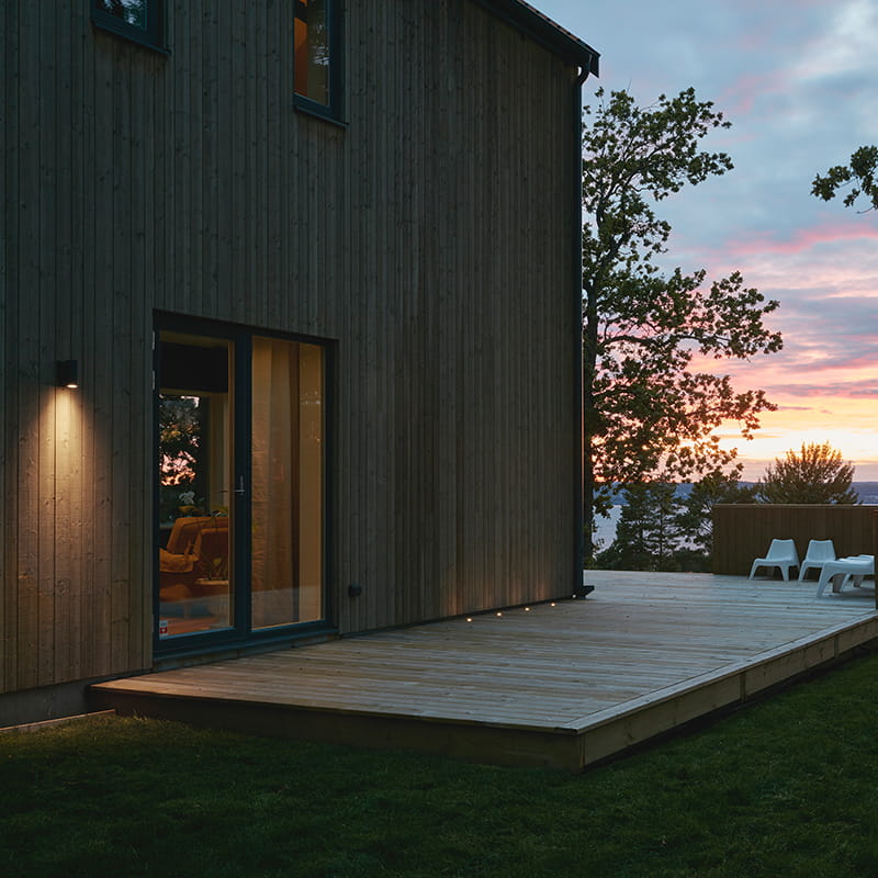 Sisäänkäyntien valaistus lisää turvallisuutta ja antaa kutsuvan vaikutelman. 