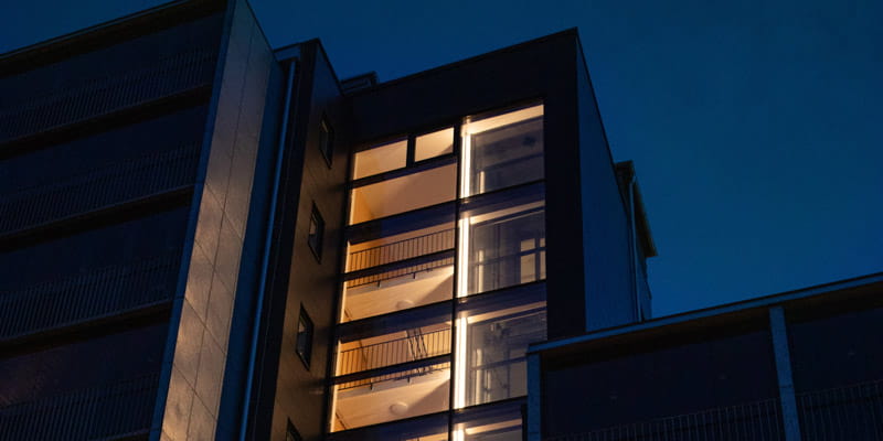 kerrostalon käytävien valaistus