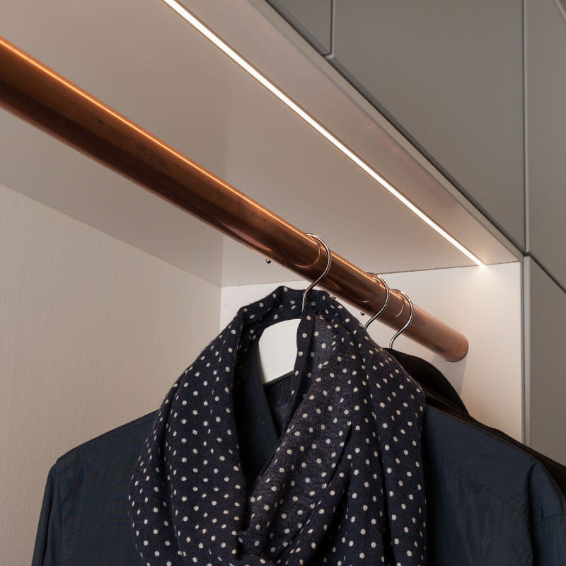 LED-nauha naulakkoon