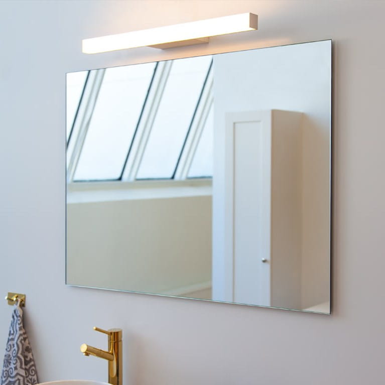 Kylpyhuoneen peilin valaisu tyylikkäällä valaisimella