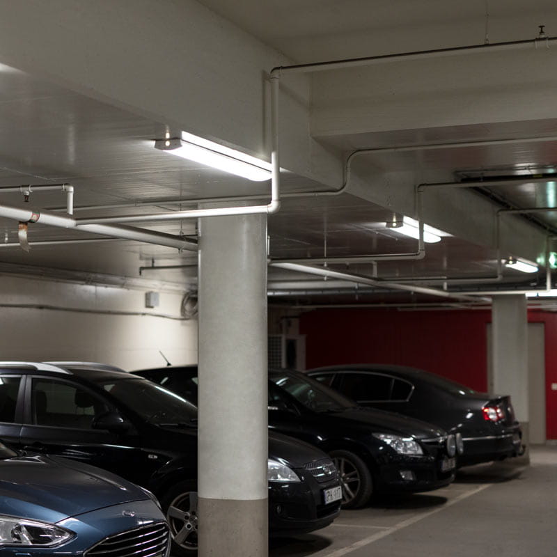 Parkkihallin valaisu