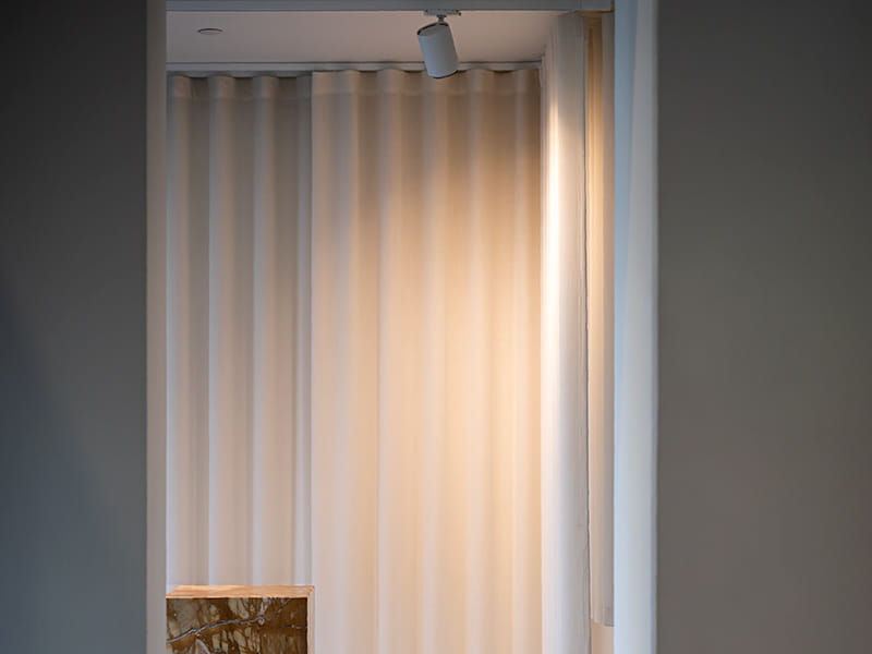 Valaise hotellihuone tunnelmallisesti kohdevalaisimilla