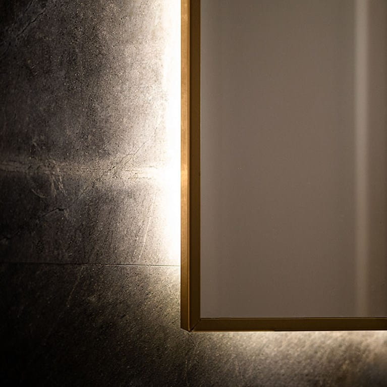 Epäsuora valo taulun tai peilin takaa luo kauniin tunnelman hotellihuoneeseen
