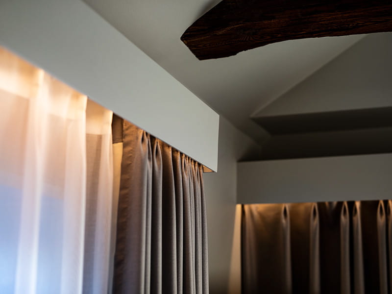 Epäsuora valo luo hotellihuoneesta tunnelmallisen