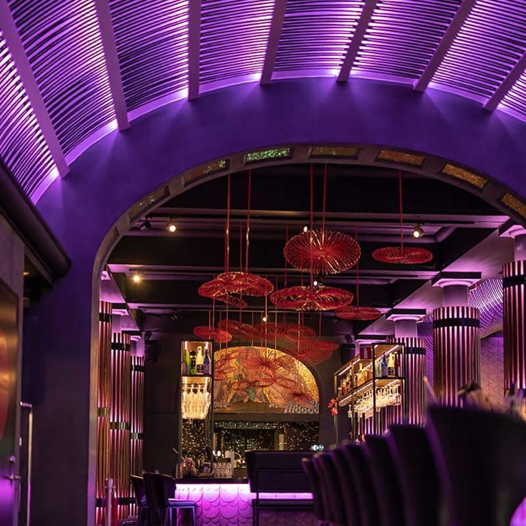 Hotellin ravintolan tunnelmavalaistus  voidaan luoda värillisillä LED-nauhoilla