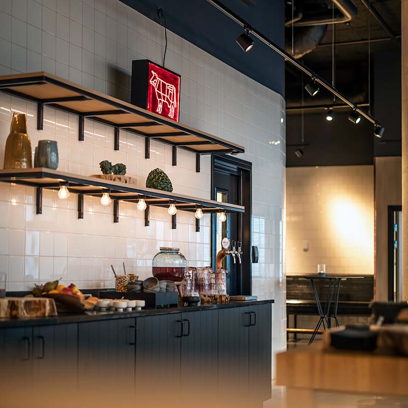 Voit valaista hotellin aamiaispöydän kohdistetuilla valoilla