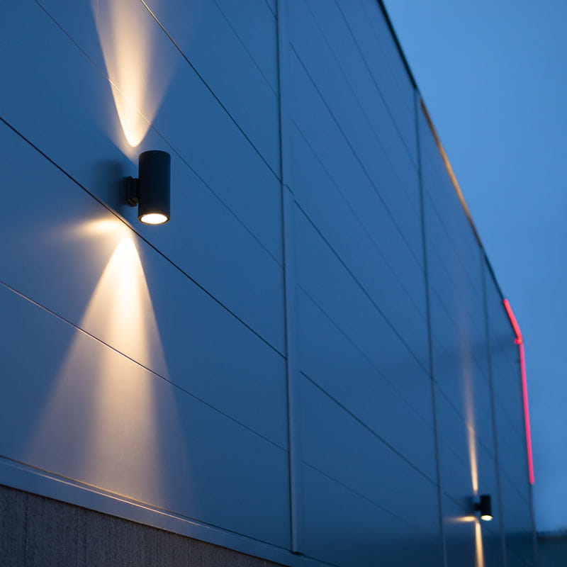 Julkisivun valaisu luo vaikuttavuutta sekä ohjaa kulkureiteille. 