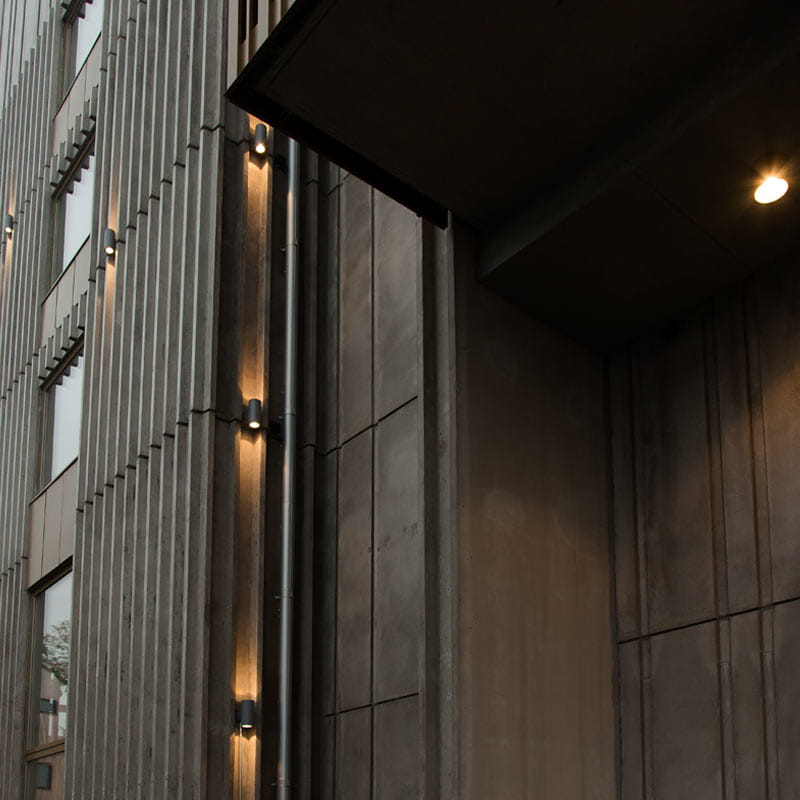 Julkisivun valaistus luo vaikuttavuutta sekä tuo muotoja ja yksityiskohtia esiin rakennuksessa.