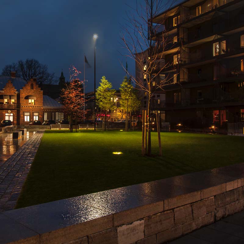 Ulkovalaistus kutsuu sekä luo tunnelmaa ja lisää turvallisuudentunnetta ulkotiloissa