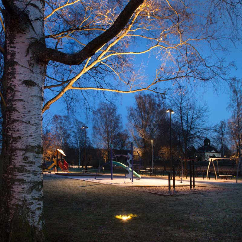 Leikkikentän ulkovalaistus lisää käyttöaikaa sekä tekee kentästä turvallisemman pimeänä vuodenaikana