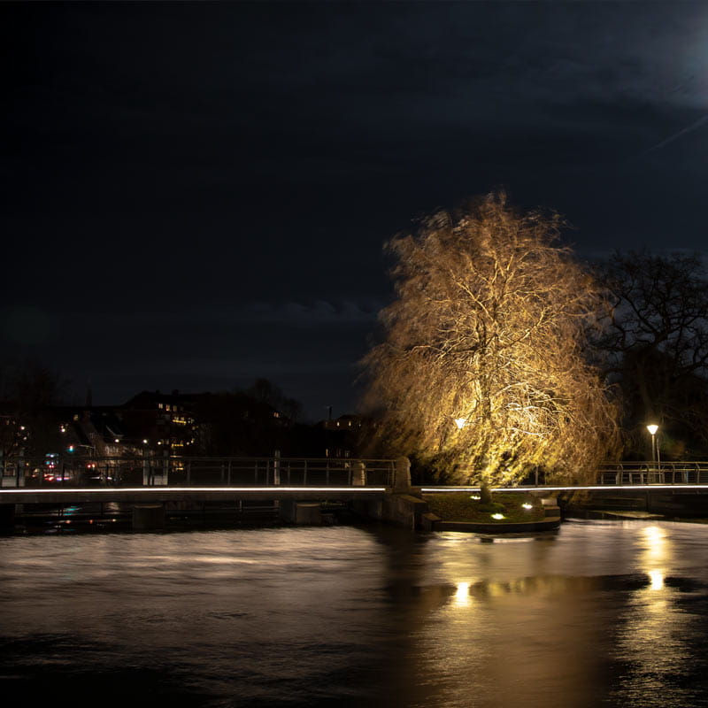 Ulkoreittien ja siltojen valaistus luo tunnelmallisen näkymän sekä ohjaa kulkua