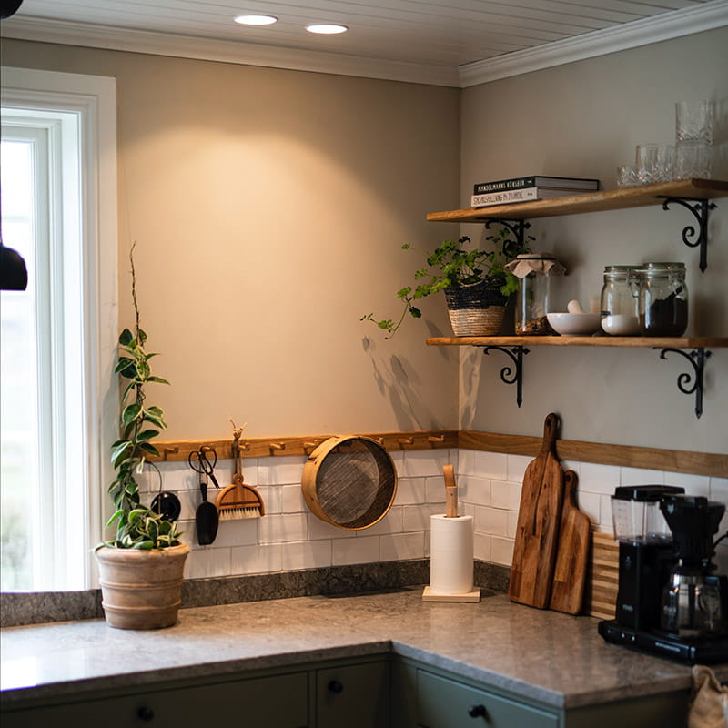 Keittiön työtasojen valaistus on tärkeä osa keittiön viihtyisyyttä sekä työskentelymukavuutta