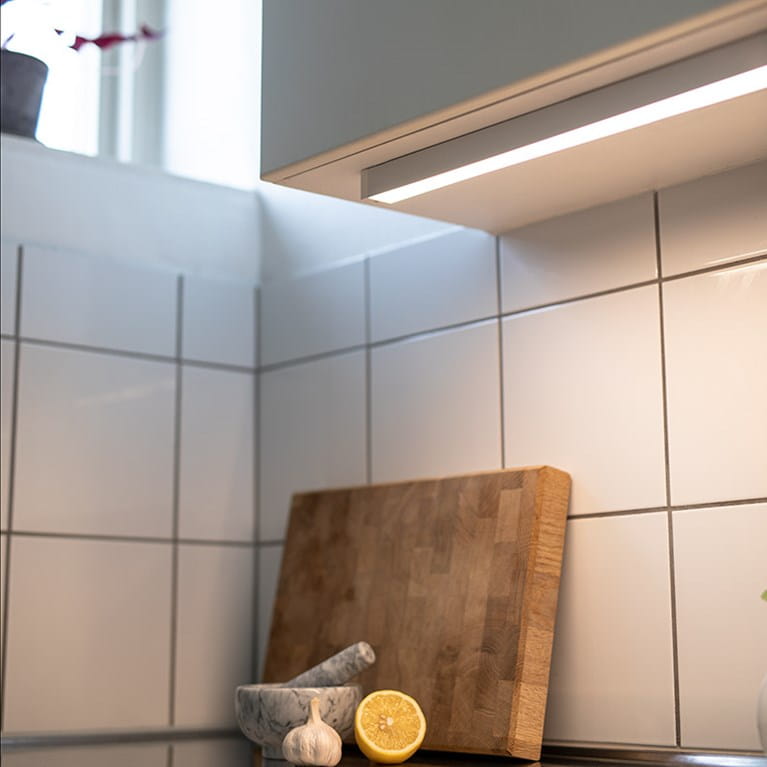 Keittiön työtasot saa valaistua tehokkaasti LED-nauhalla