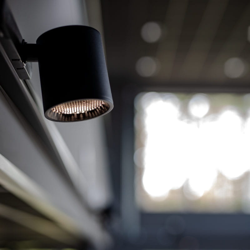 Kohdevalaisimilla luotu valaistus ohjaa katsetta ja kulkua myymälässä