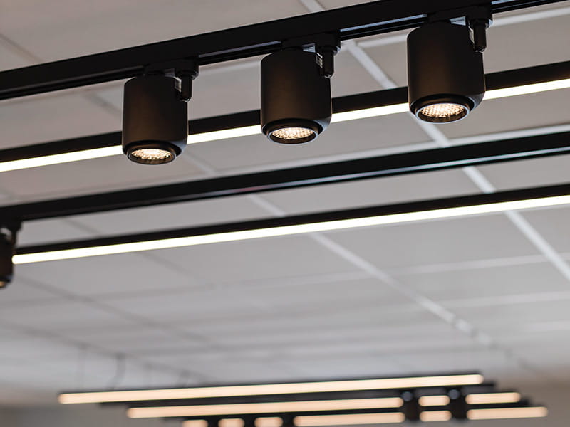 Kohdevaloilla valaistusta saadaan säädettyä tarvittaessa toimistossa