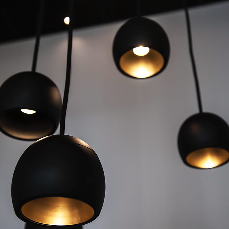 Tyylikkäät valaisinvalinnat luovat viihtyisän työskentely-ympäristön toimistoon