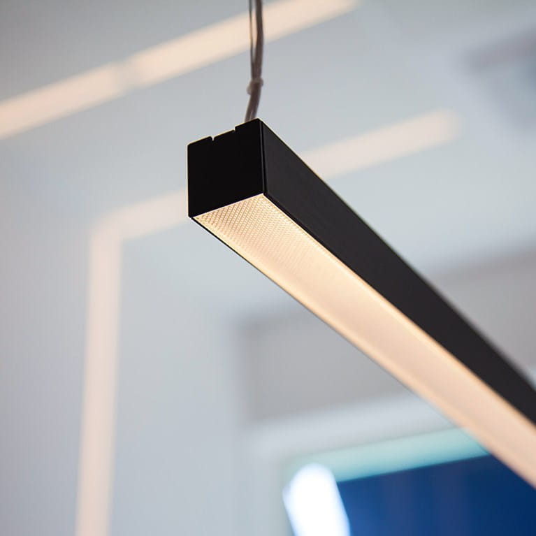 Tyylikkäät LED-valaisimet valaisevat työpisteet tehokkaasti