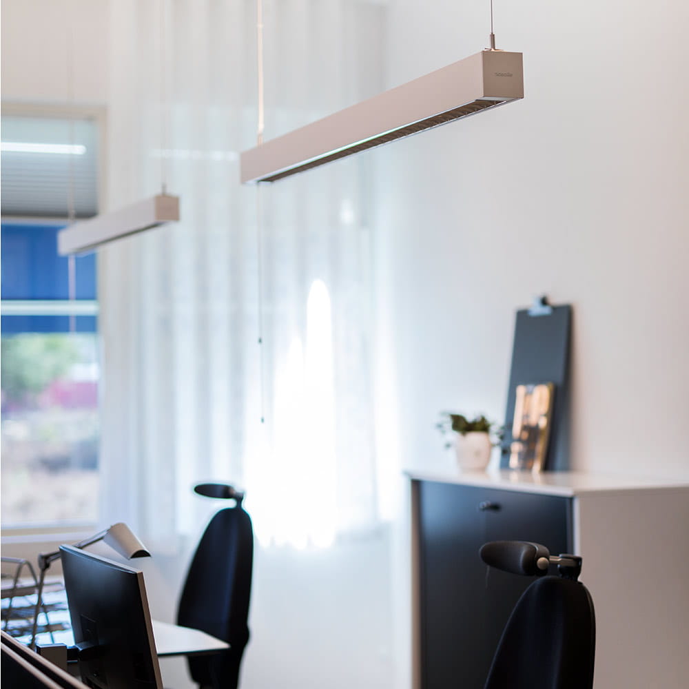 Toimiston valaisun tärkeimpiä kohtia on työpisteen hyvä valaisu