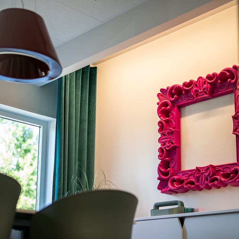 Toimiston ja neuvotteluhuoneiden valaistus voidaan toteuttaa epäsuoralla valolla