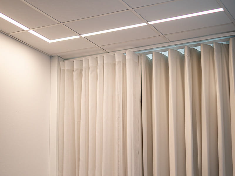 Toimiston tyylikäs valaisu LED-nauhalla